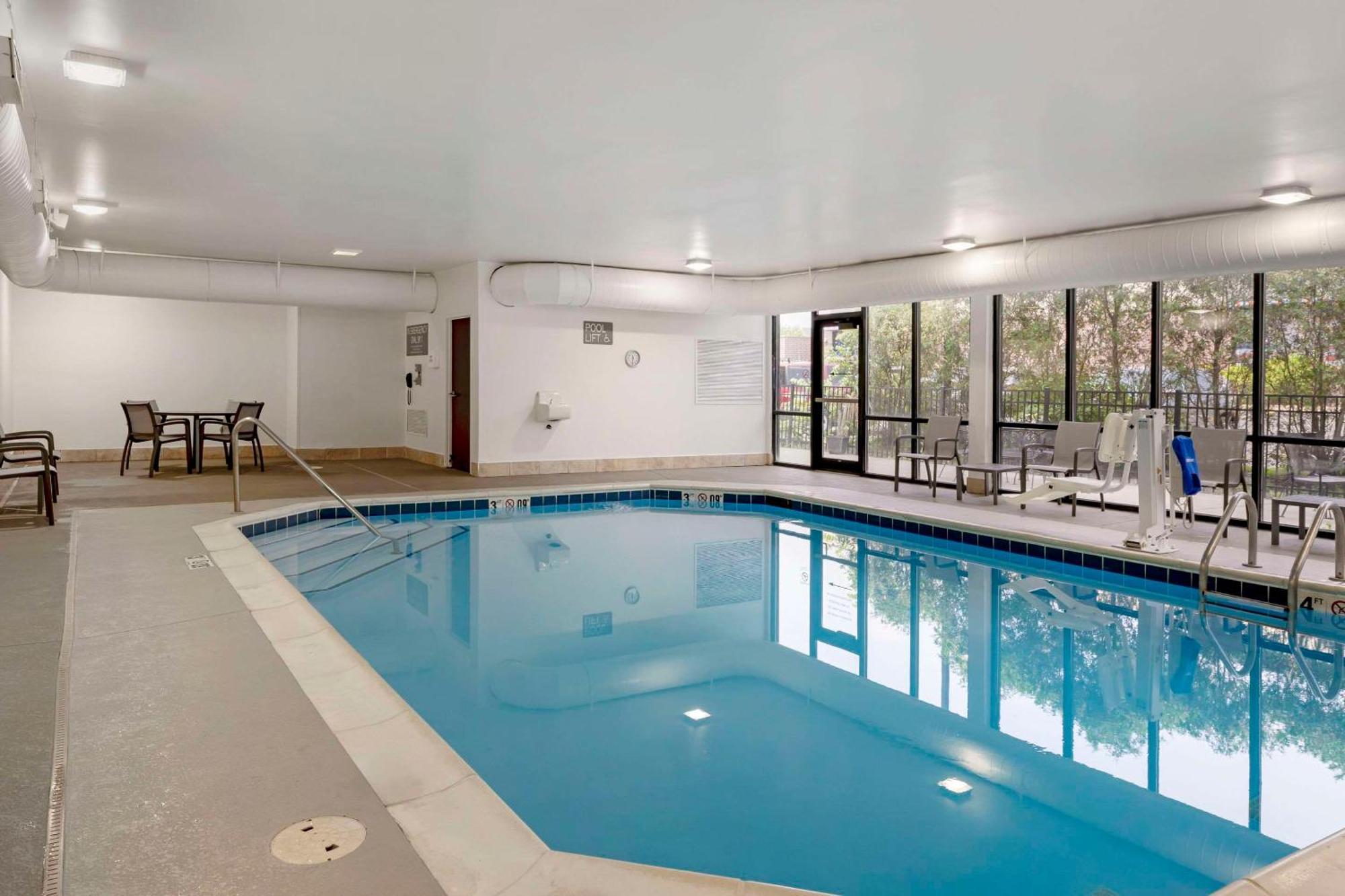 Comfort Suites Elgin Esterno foto